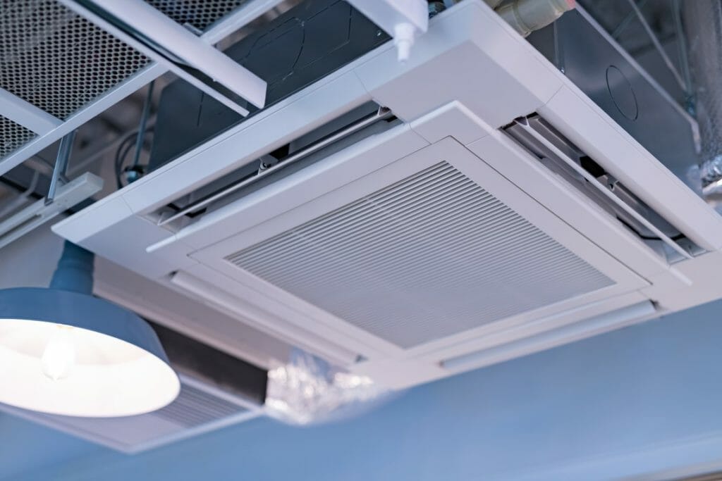 Weißes Umluftkühlgerät als fest installierte Klimaanlage an der Decke