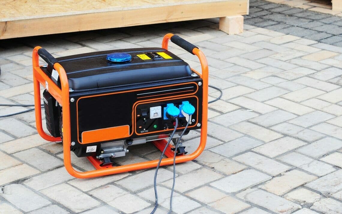 Kleiner Stromerzeuger mobil in schwarz-orange