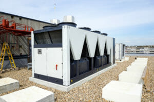 Luftgekühlter Kaltwassersatz auf Dach mit isolierter Verkleidung für bessere Effizienz und Nachhaltigkeit